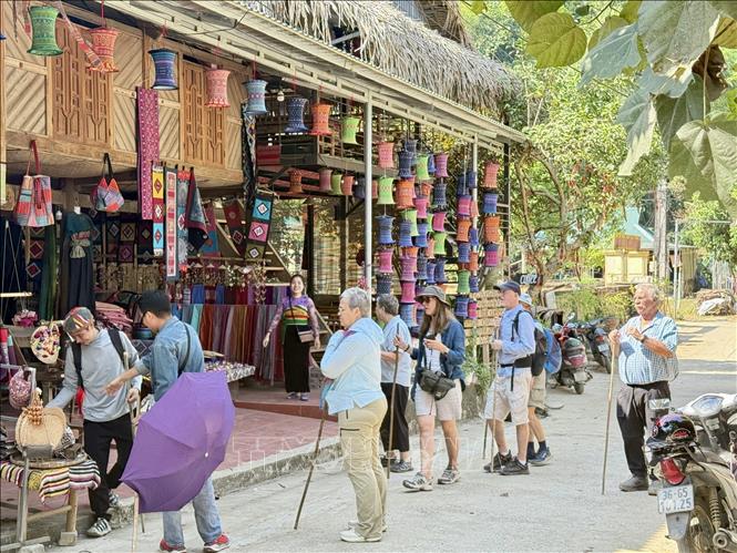 The traditional brocade weaving village of Lan Ngoai (Pu Luong commune, Thanh Hoa province) has become an attractive destination for international tourists. VNA Photo: Hoa Mai