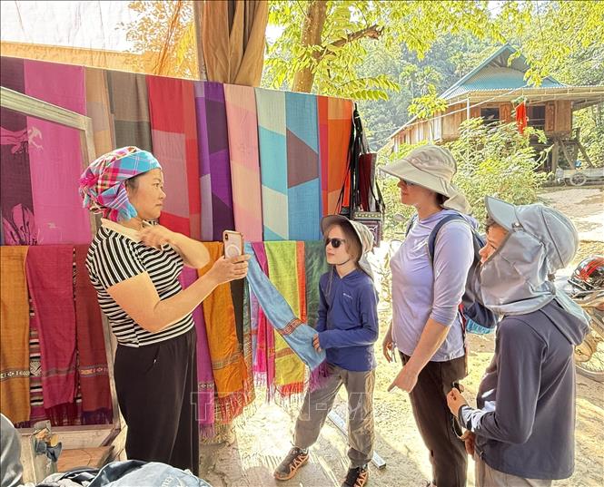 Handcrafted brocade textiles from the people of Lan Ngoai village are popular with tourists, especially foreigners, who buy them as souvenirs. VNA Photo: Hoa Mai