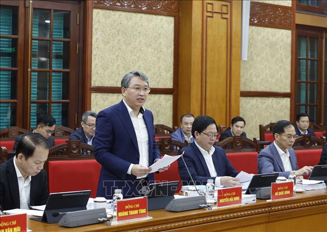 Đồng chí Nguyễn Hải Ninh, Ủy viên Trung ương Đảng, Bộ trưởng Bộ Tư pháp, Ủy viên Thường trực Ban Chỉ đạo Trung ương về hoàn thiện thể chế, pháp luật trình bày báo cáo. Ảnh: Thống Nhất – TTXVN