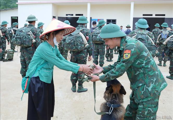 Phút chia tay bịn rịn các chiến sĩ trẻ Sư đoàn 316 sau nửa tháng tham gia tìm kiếm nạn nhân mất tích do cơn bão số 3 gây ra tại thôn làng Nủ, huyện Bảo Yên, tỉnh Lào Cai 0(9/2024). Ảnh: TTXVN