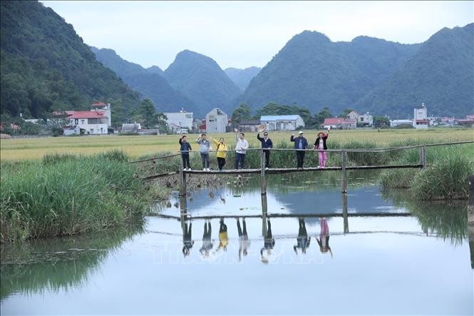Khách du lịch thưởng ngoạn phong cảnh tại xã Bắc Sơn, tỉnh Lạng Sơn. Ảnh: Anh Tuấn – TTXVN