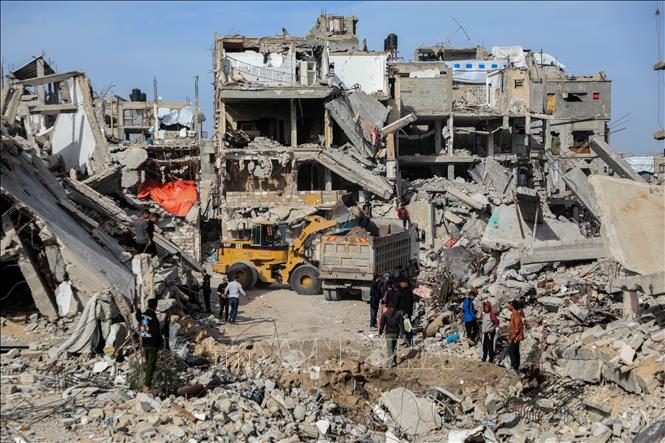 Các tòa nhà bị phá hủy sau cuộc không kích của Israel tại Khan Younis, Dải Gaza. Ảnh: THX/TTXVN