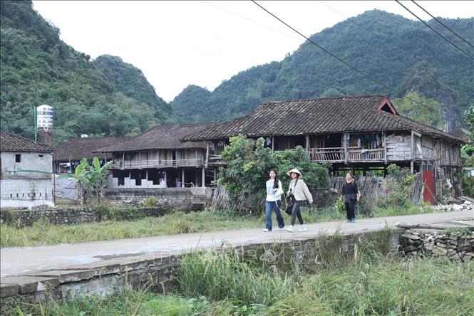 Du khách thăm Làng văn hóa du lịch cộng đồng Quỳnh Sơn, xã Bắc Sơn, tỉnh Lạng Sơn. Ảnh: Anh Tuấn – TTXVN