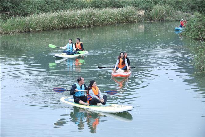 Khách du lịch thưởng ngoạn phong cảnh tại xã Bắc Sơn, tỉnh Lạng Sơn. Ảnh: Anh Tuấn – TTXVN