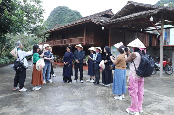 Du khách đến Homestay Dương Công Chích ở xã Bắc Sơn, tỉnh Lạng Sơn. Ảnh: Anh Tuấn – TTXVN