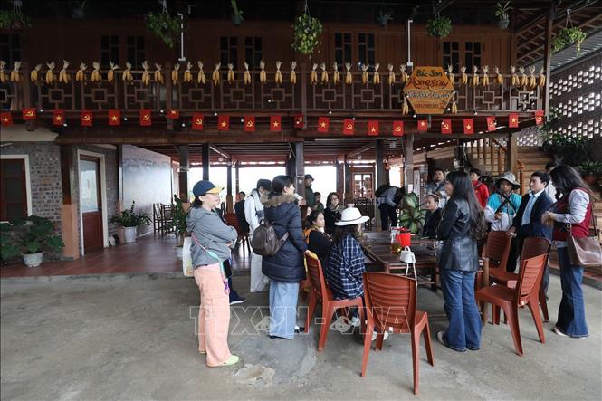Du khách đến Homestay Dương Công Cồ ở xã Bắc Sơn, tỉnh Lạng Sơn. Ảnh: Anh Tuấn – TTXVN