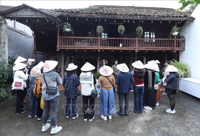 Du khách thăm và tìm hiểu về nhà sàn tại Homestay Dương Công Chài ở xã Bắc Sơn, tỉnh Lạng Sơn. Ảnh: Anh Tuấn – TTXVN