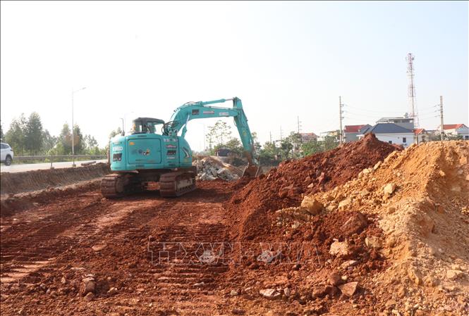 Máy móc được huy động để san lấp mặt bằng, thi công  giai đoạn 2 nút giao đấu nối Khu công nghiệp Quế Võ số 2 ở xã Phù Lãng, tỉnh Bắc Ninh với Quốc lộ 18. Ảnh: Thanh Thương- TTXVN