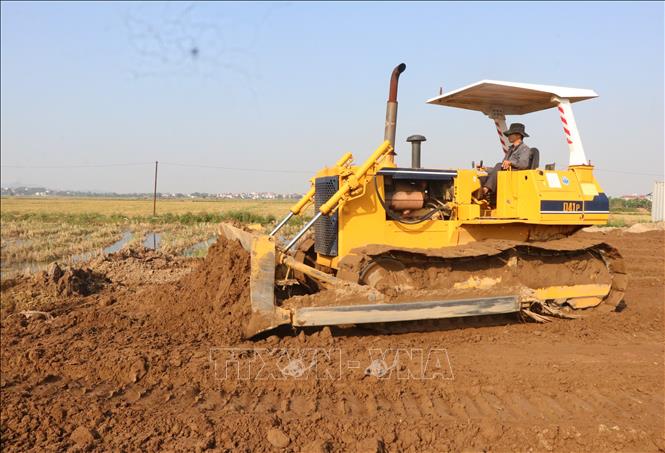 Máy ủi được huy động san lấp mặt bằng Dự án đầu tư xây dựng Khu công nghiệp Quế Võ II – Giai đoạn 2 tại xã Phù Lãng, tỉnh Bắc Ninh. Ảnh: Thanh Thương- TTXVN