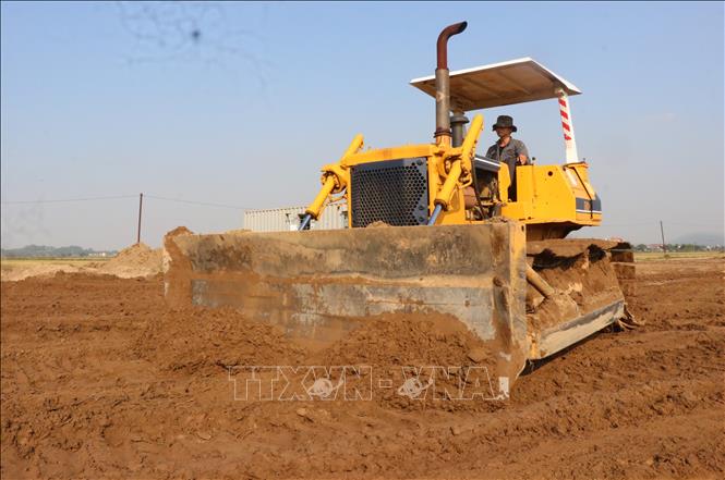 Máy ủi được huy động san lấp mặt bằng Dự án đầu tư xây dựng Khu công nghiệp Quế Võ II – Giai đoạn 2 tại xã Phù Lãng, tỉnh Bắc Ninh. Ảnh: Thanh Thương- TTXVN