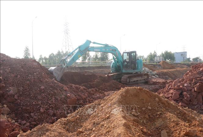 Máy móc được huy động san lấp mặt bằng, thi công nút giao đấu nối Khu công nghiệp Quế Võ số 2 giai đoạn 2 tại xã Phù Lãng, tỉnh Bắc Ninh với Quốc lộ 18. Ảnh: Thanh Thương- TTXVN