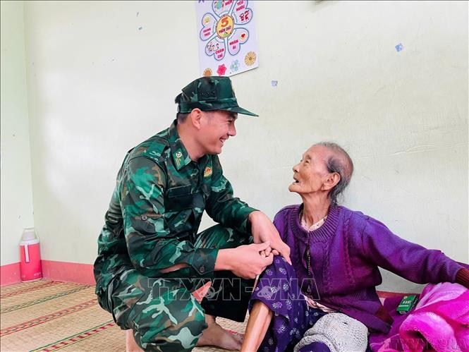 Cán bộ, chiến sĩ Bộ đội Biên phòng tỉnh Đắk Lắk thăm hỏi người dân vào tránh trú bão số 13 (bão Kalmaegi). Ảnh: TTXVN phát