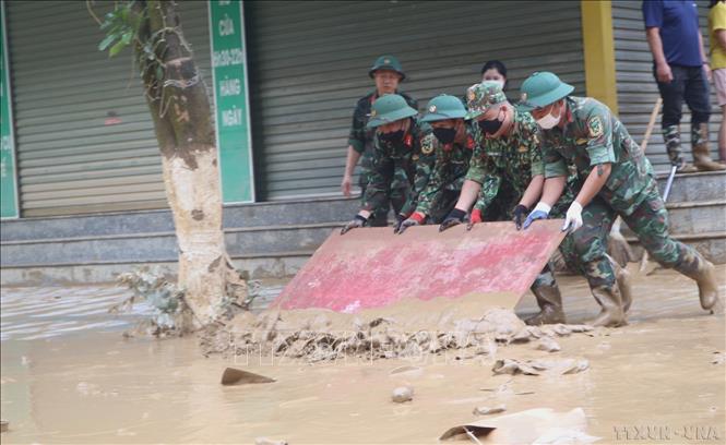 Lực lượng bộ đội tham gia hỗ trợ dân dọn dẹp đường xá sau khi nước lũ rút xuống tại Cao Bằng (10/2025). Ảnh: Chu Hiệu – TTXVN