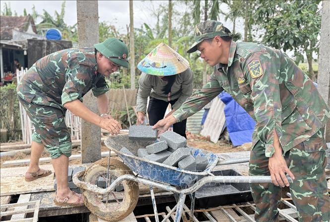 Triển khai “Chiến dịch Quang Trung”, các Chiến sỹ Đoàn Kinh tế - Quốc phòng 207 (Quân khu 5) hỗ trợ xây, sửa nhà cho người dân Đắk Lắk (12/2025). Ảnh: Tường Quân - TTXVN