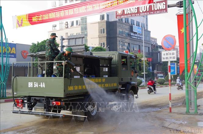 Cán bộ, chiến sĩ Binh chủng Hóa học (Bộ Quốc phòng) sửa dụng phương tiện đặc chủng phun khử khuẩn các tuyến đường trung tâm tỉnh Thái Nguyên sau ngập úng. Ảnh: Hoàng Nguyên – TTXVN