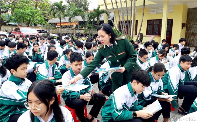 Cán bộ, hội viên phụ nữ Bộ đội Biên phòng Quảng Trị tích cực tham gia các hoạt động tuyên truyền, phổ biến giáo dục pháp luật cho nhân dân và học sinh trên địa bàn. Ảnh: Võ Dung – TTXVN