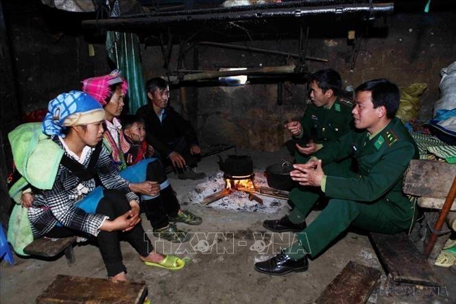 Bộ đội Biên phòng đồn Vàng Ma Chải, huyện Phong Thổ (Lai Châu) thăm, tuyên truyền chính sách của Đảng, pháp luật của Nhà nước tới gia đình đồng bào dân tộc ở bản Chung Chải, xã Pa Vây Sử, huyện Phong Thổ. Ảnh: Quý Trung – TTXVN