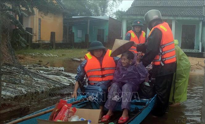 Lực lượng Bộ đội Biên phòng thành phố Đà Nẵng giúp dân vùng lũ đến nơi an toàn. Ảnh: Trần Tĩnh – TTXVN