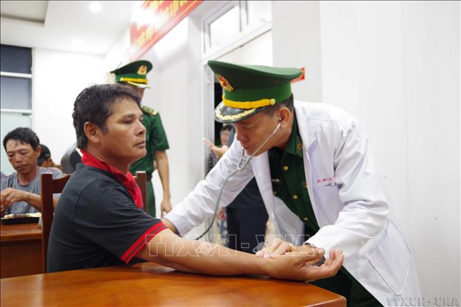 Quân y Ban chỉ huy BĐBP TP Hồ Chí Minh kiểm tra sức khỏe của thuyền viên gặp nạn trên vùng biển Vũng Tàu tại Trạm Biên phòng Cửa khẩu cảng Vũng Tàu. Ảnh: Huỳnh Sơn-TTXVN