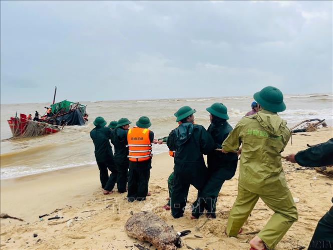 Đồn Biên phòng Nhật Lệ, tỉnh Quảng Trị giúp ngư dân kéo tàu cá bị chìm về bờ (11/2025). Ảnh: TTXVN phát