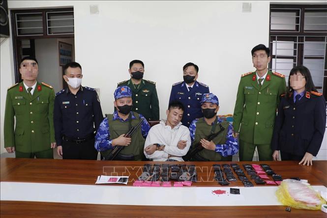 Đối tượng Nguyễn Tiến Dũng và tang vật vụ án. Ảnh: TTXVN phát