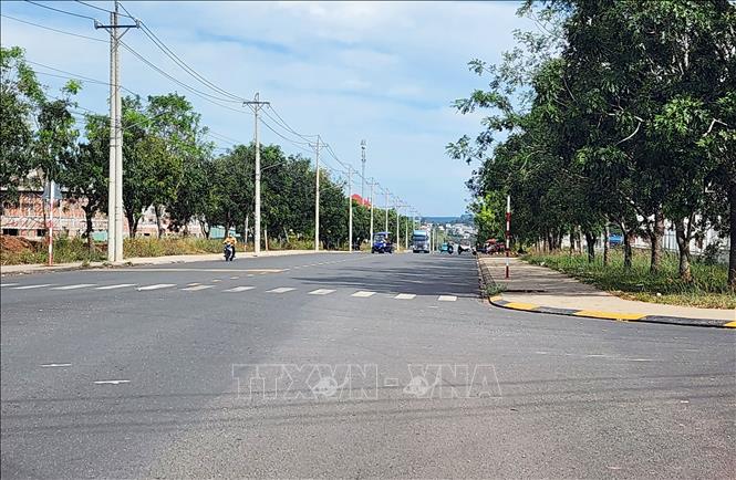 Hàng chục biển báo 20km/h đấu nối vào khu công nghiệp Đồng Xoài III ở Bình Phước, Đồng Nai đã được dỡ bỏ. Ảnh: Đậu Tất Thành – TTXVN