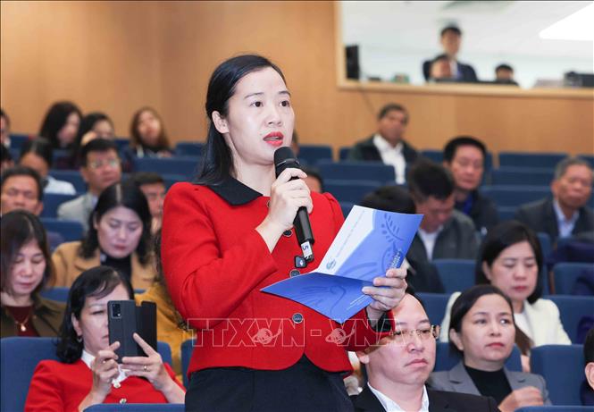 Bà Hoàng Lan Anh, cử tri phường Yên Bái đặt câu hỏi chất vấn. Ảnh: Phương Hoa - TTXVN