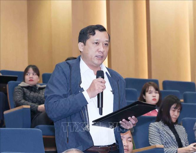 Cử tri Lương Xuân Quỳnh, phường Văn Phú, tỉnh Lào Cai đặt câu hỏi chất . Ảnh: Phương Hoa - TTXVN