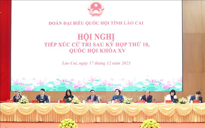 Đoàn đại biểu Quốc hội tỉnh Lào Cai tiếp xúc cử tri sau Kỳ họp thứ 10. Ảnh: Phương Hoa - TTXVN