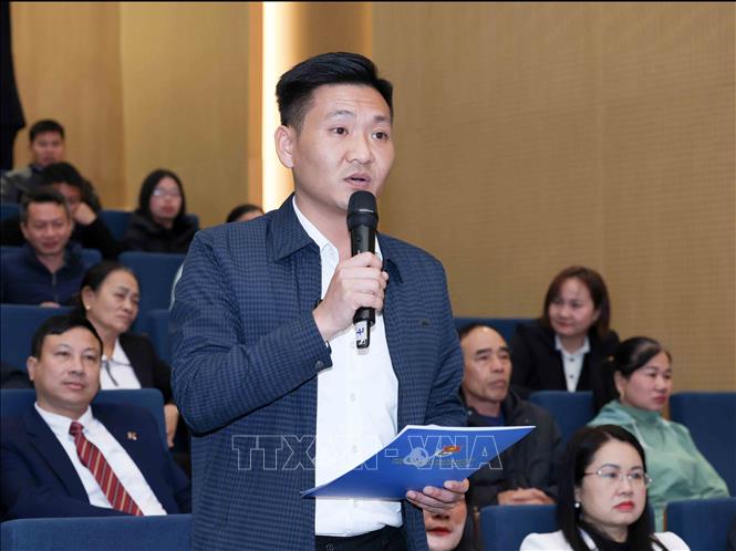 Cử tri Nguyễn Kim Cương, phường Yên Bái, tỉnh Lào Cai đặt câu hỏi chất vấn. Ảnh: Phương Hoa - TTXVN