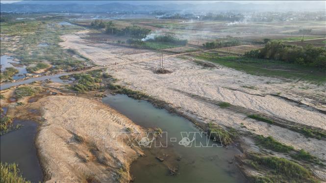 Diện tích đồng ruộng của người dân tại xã Gò Nổi (thành phố Đà Nẵng) bị cát vùi lấp với khối lượng ước tính hơn 557.000 mét khối. Ảnh: Khoa Chương - TTXVN