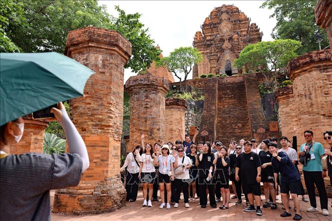 Chính sách miễn thị thực đơn phương đã được nới rộng đến khoảng 13 quốc gia, góp phần làm tăng lượng du khách nước ngoài đến Việt Nam trong giai đoạn 2024 - 2025 và đặt nền tảng tiếp tục thu hút những thị trường trọng điểm như châu Âu, Bắc Mỹ, Ấn Độ và Trung Đông trong năm 2026. Ảnh: Thanh Tùng -  TTXVN 