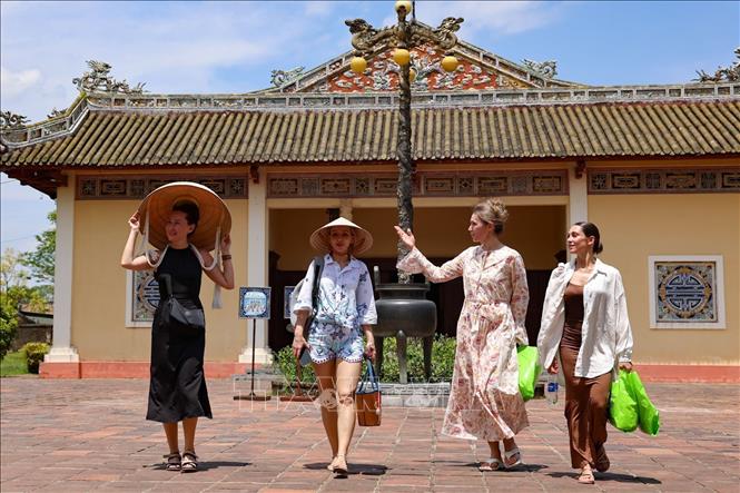 Năm 2025, du lịch Việt dự kiến đạt khoảng 21 triệu lượt khách, vượt xa mức 18 triệu lượt của năm 2019 - thời điểm trước đại dịch. Ảnh: Thanh Tùng -  TTXVN 