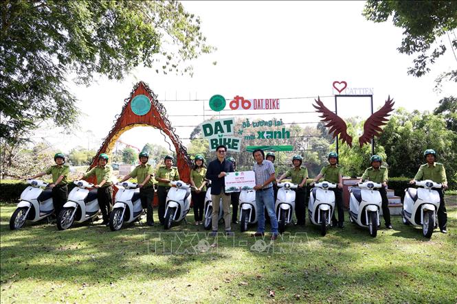 Vườn quốc gia Cát Tiên tiếp nhận 10 xe máy điện (trị giá 400 triệu đồng) do Công ty Dat Bike trao tặng. Ảnh: Hồng Đạt - TTXVN
