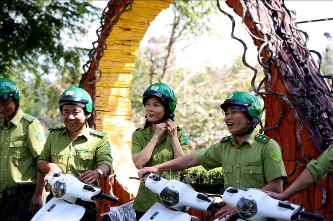 Niềm vui của cán bộ kiểm lâm Vườn quốc gia Cát Tiên nhận xe máy điện phục vụ công tác bảo vệ rừng. Ảnh: Hồng Đạt - TTXVN
