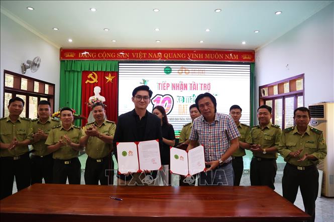 Đại diện lãnh đạo Vườn quốc gia Cát Tiên và đại diện nhà tài trợ ký giao ước hỗ trợ trong buổi tiếp nhận tài trợ xe máy điện. Ảnh: Hồng Đạt - TTXVN
