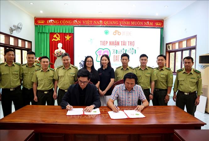 Đại diện lãnh đạo Vườn quốc gia Cát Tiên và đại diện nhà tài trợ ký giao ước hỗ trợ trong buổi tiếp nhận tài trợ xe máy điện. Ảnh: Hồng Đạt - TTXVN
