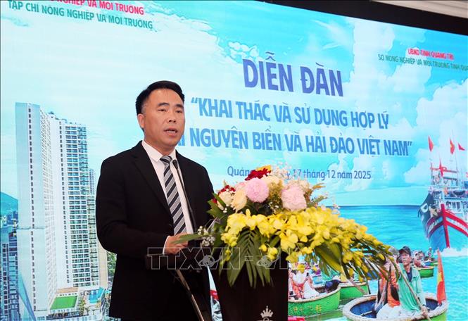 Dao Xuan Hung, Editor-in-Chief of Agriculture and Environment Magazine, delivers his opening remarks at the forum. VNA Photo: Tá Chuyên