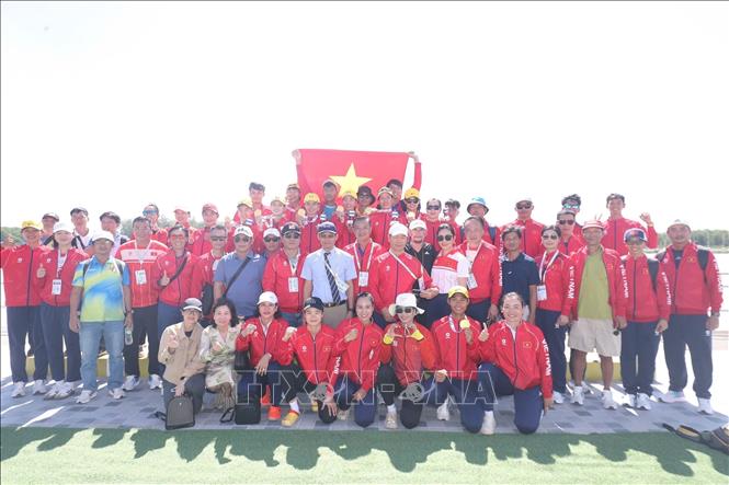 Rowers cheer as they earn three gold medals on December 17 morning. The victories once again highlight rowing as one of Vietnam’s most reliable medal sources at the 33rd SEA Games. VNA Photo/Photo by courtesy