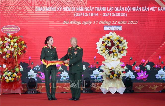 Thượng tá Trần Thị Anh Thư, Giám đốc Bảo tàng Quân khu 5 (trái) tiếp nhận các hiện vật được trao tặng tại buổi tổng kết. Ảnh: Trần Lê Lâm - TTXVN 