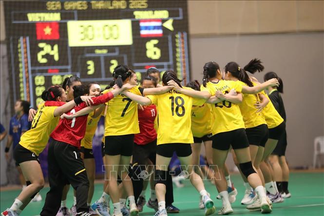 Các cầu thủ tuyển bóng ném nữ Việt Nam ăn mừng sau khi đánh bại Thái Lan ở chung kết. Ảnh: TTXVN phát