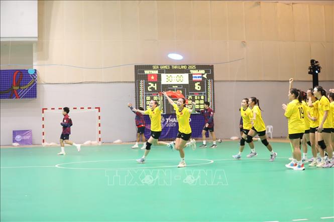 Các cầu thủ tuyển bóng ném nữ Việt Nam ăn mừng sau khi đánh bại Thái Lan ở chung kết. Ảnh: TTXVN phát