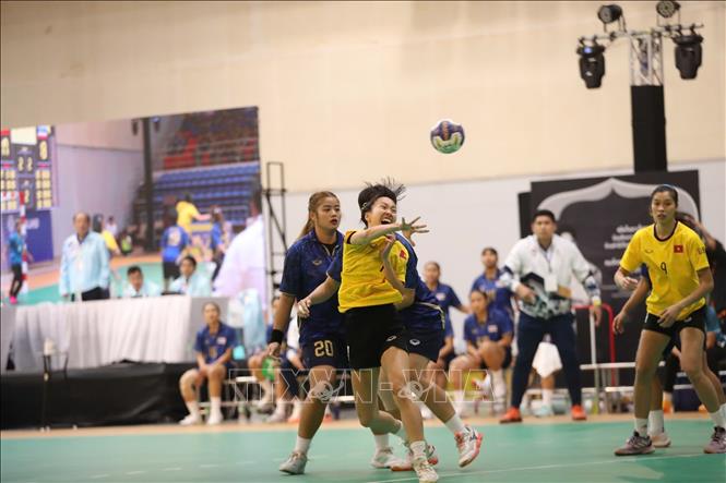 Các cầu thủ tuyển bóng ném nữ Việt Nam xuất sắc giành chiến thắng cách biệt trước Thái Lan ở chung kết. Ảnh: TTXVN phát