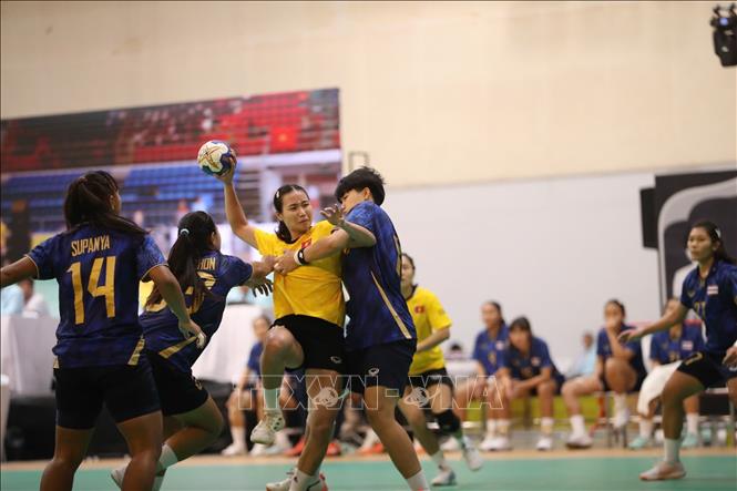 Các cầu thủ tuyển bóng ném nữ Việt Nam thể hiện phong độ xuất sắc khi đánh bại Thái Lan ở chung kết. Ảnh: TTXVN phát