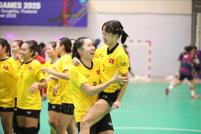 Các cầu thủ tuyển bóng ném nữ Việt Nam ăn mừng sau khi đánh bại Thái Lan ở chung kết. Ảnh: TTXVN phát
