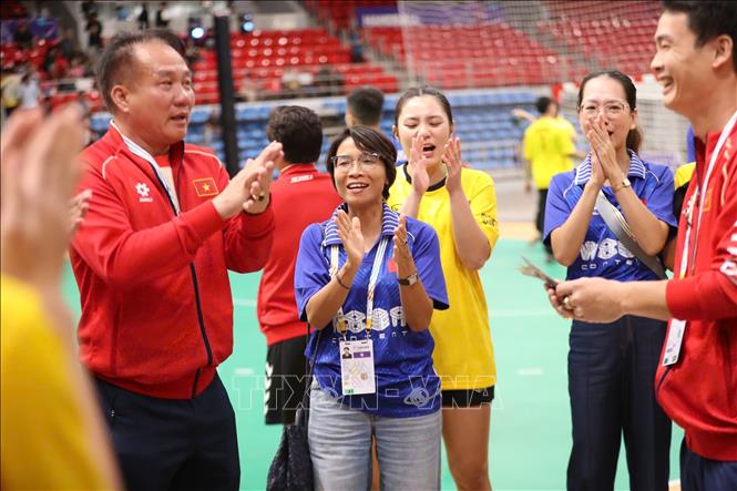 Niềm vui của các cầu thủ và ban huấn luyện tuyển bóng ném nữ Việt Nam sau khi giành HCV. Ảnh: TTXVN phát