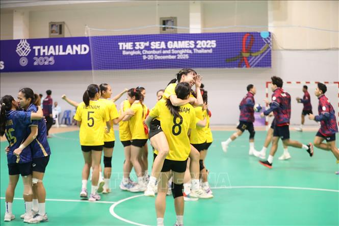 Các cầu thủ tuyển bóng ném nữ Việt Nam ăn mừng sau khi đánh bại Thái Lan ở chung kết. Ảnh: TTXVN phát