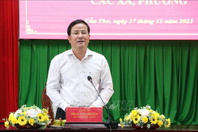 Phó Bí thư Thành ủy Cần Thơ Trần Văn Huyến phát biểu tại buổi làm việc. Ảnh: Trung Kiên - TTXVN