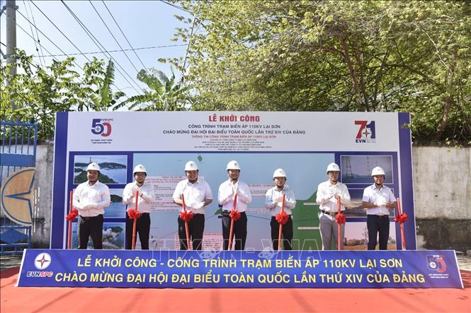Các đại biểu thực hiện nghi thức khởi công Trạm biến áp 110kV Lại Sơn. Ảnh: TTXVN phát