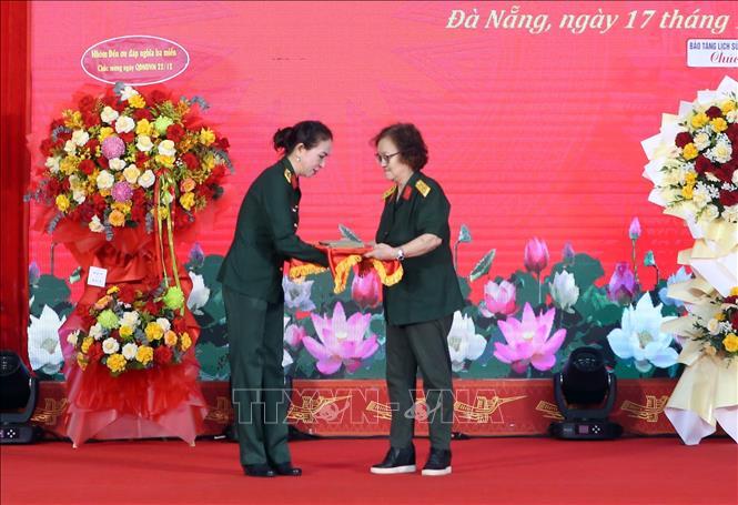 Thượng tá Trần Thị Anh Thư, Giám đốc Bảo tàng Quân khu 5 (trái) tiếp nhận các hiện vật được trao tặng tại buổi tổng kết. Ảnh: Trần Lê Lâm - TTXVN 